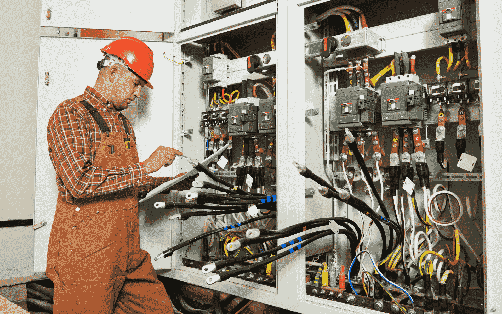 https://vmlfacilitymanagement.com/wp-content/uploads/2024/03/electrican-servcie-1-1-1.png